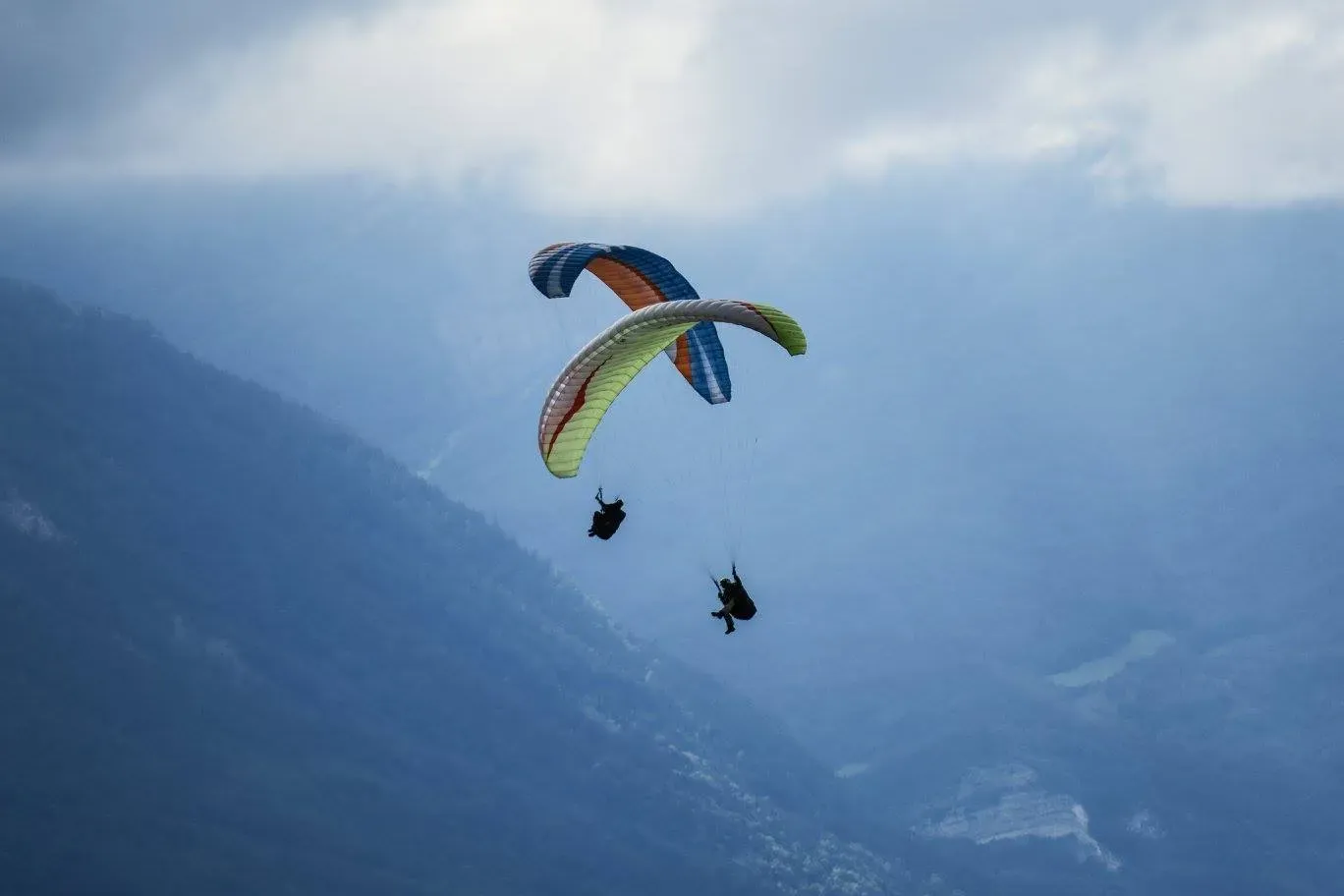 Paragliding on Annecy thermalling