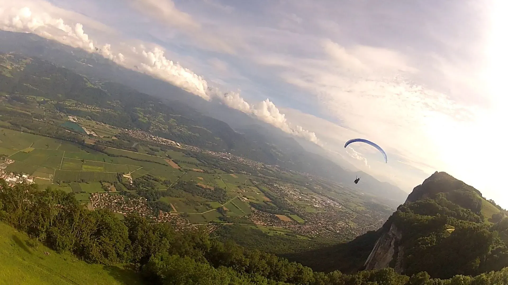 Paragliding on Annecy thermalling
