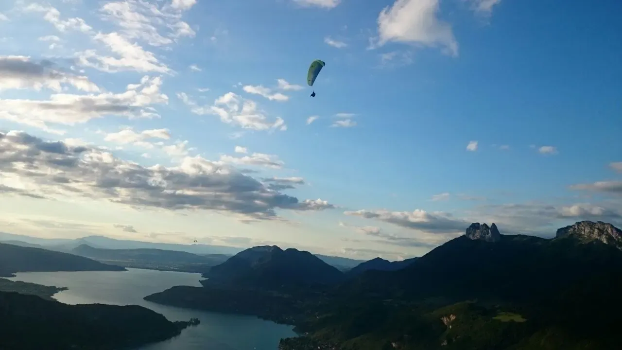 Paragliding on Annecy thermalling