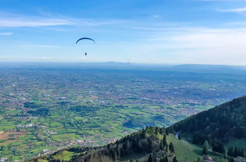 Paragliding in Italy